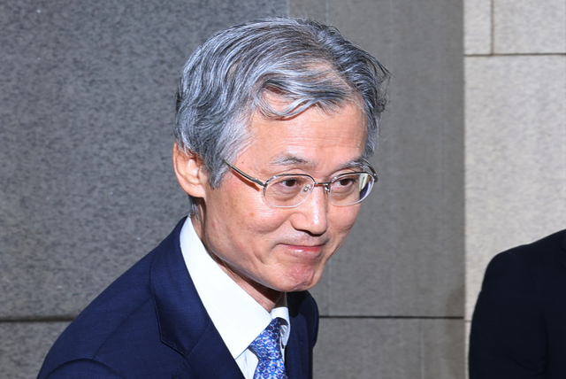 조희대 대법원장이 19일 서울 서초구 대법원으로 출근하고 있다. 조 대법원장은 지난 18일 노태악 전 대법관과 이흥구 대법관 후임으로 손봉기 대구지방법원 부장판사와 김성수 서울고등법원 부장판사를 이재명 대통령에게 임명 제청했다. [연합뉴스]
