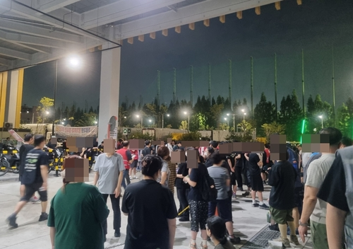 19일 오후 5시 28분 인천시 서해구 원창동의 쿠팡 물류센터 건물에서 발생한 화재로 대피한 직원들. [독자 제공=연합뉴스]