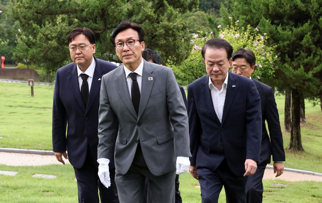 김민석 더불어민주당 대표가 20일 고 이해찬 전 총리가 안장된 세종시 은하수공원으로 들어서고 있다. [연합뉴스]