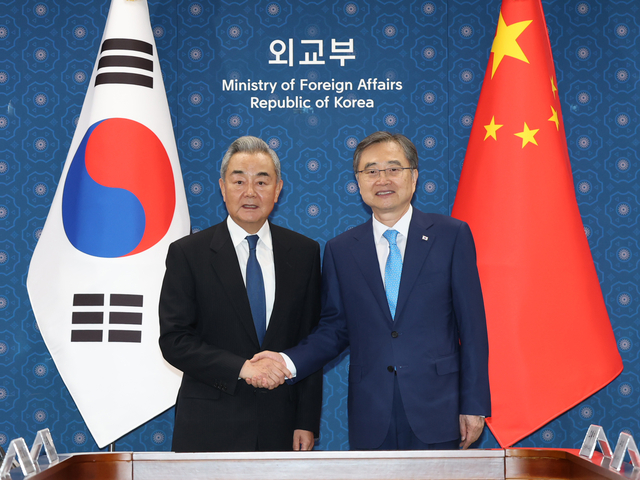 조현(오른쪽) 외교부 장관과 왕이 중국공산당 중앙외사판공실 주임 겸 외교부장이 지난 19일 서울 종로구 정부서울청사 외교부에서 열린 한중 외교장관 회담에서 악수하며 기념 촬영을 하고 있다.  [연합뉴스]