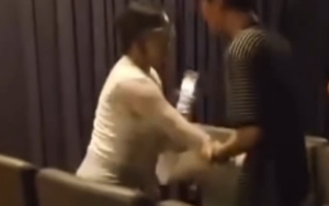 오디세이 상영 중단 사태… 중국 여성 삿대질·고성 행패에
