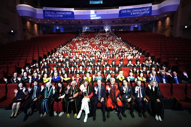 학위수여 및 입학식 참석자들이 기념촬영하고 있다.   겐트대학교 글로벌캠퍼스 제공