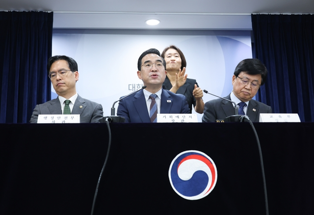 박홍근(가운데) 기획예산처 장관이 21일 서울 정부서울청사에서 지방교육재정교부금 개편과 미래대응기금 신설과 관련한 관계부처 합동브리핑을 하고 있다. [연합뉴스]