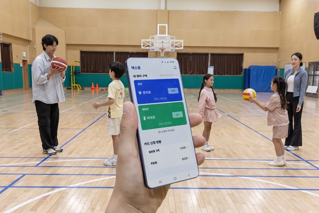 에스원 학교 안전 솔루션이 적용된 체육관 내부 상황을 모바일 앱으로 모니터링하고 있다. 에스원 제공