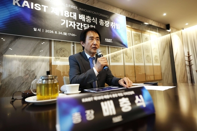 배충식 KAIST 총장이 24일 대전 유성구의 한 식당에서 기자 간담회를 열고 향후 운영 방향에 대해 설명하고 있다. KAIST 제공.
