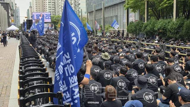 삼성전자노조동행이 지난 21일 서울 강남구 삼성전자 서초사옥 앞에서 집회를 갖고 있다. 장우진 기자

