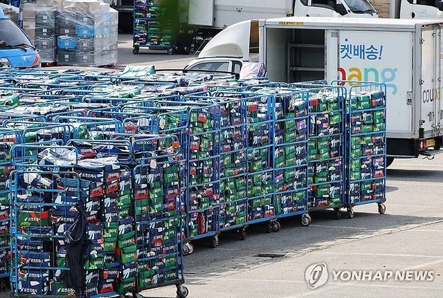 서울 서초구 쿠팡 물류센터에 배송용 가방이 야적되어 있다. 연합뉴스
