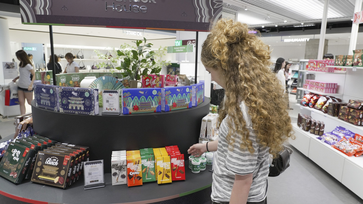 기와지붕 아래서 맛보는 K-과자... 롯데웰푸드, '인증샷 성지' 팝업 연... - 뉴스 썸네일 이미지