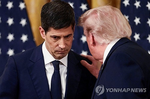 케빈 워시(왼쪽) 미국 연준 의장과 도널드 트럼프 미국 대통령. 트럼프 대통령이 워시 의장의 어깨를 다독이고 있다. 로이터 연합뉴스