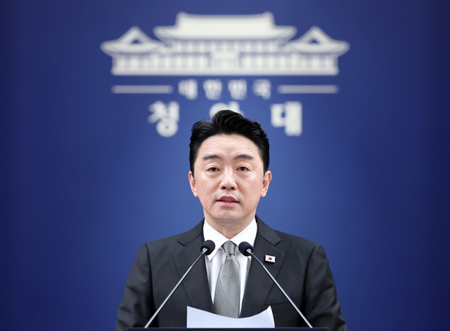 강훈식 비서실장이 30일 청와대 춘추관에서 개각 관련 브리핑을 하고 있다. [연합뉴스]