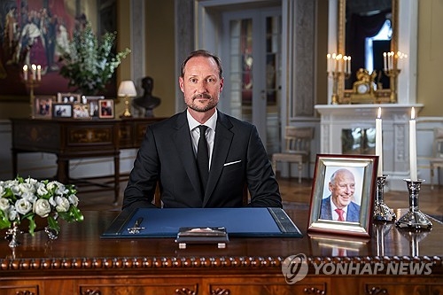 노르웨이 호콘 8세 새 국왕이 대국민연설을 하고 있다. 로이터 연합뉴스