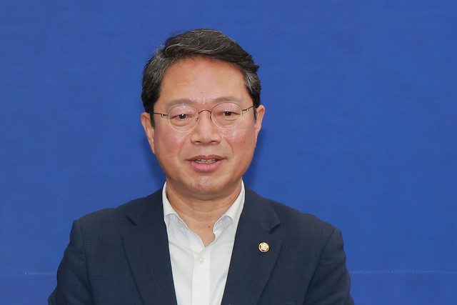 법무부 장관 후보자로 지명된 김승원 더불어민주당 의원이 30일 국회에서 사법부 현안 관련 기자회견을 마치고 이동하고 있다. 연합뉴스
