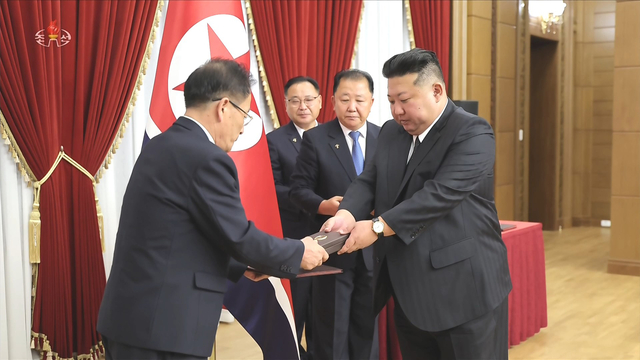 북한 조선중앙TV는 김정은 북한 국무위원장이 지난 29일 새로운 무기전투체계 개발 등에 공헌한 성원들에게 국가표창을 수여했다고 30일 보도했다.[조선중앙TV 화면]