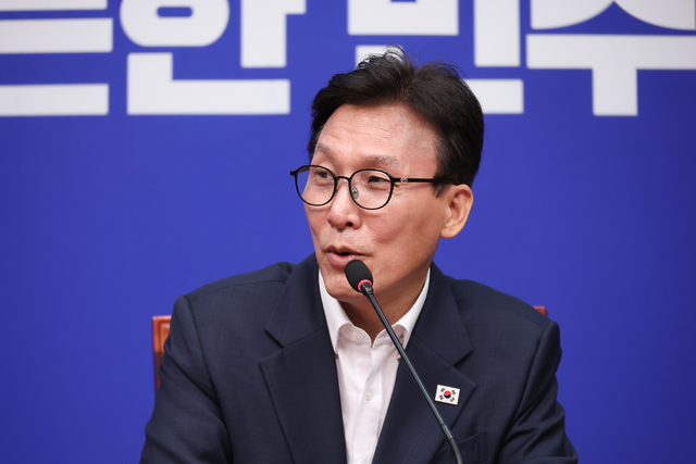 김민석 더불어민주당 당대표가 31일 국회에서 열린 최고위원회의에서 발언하고 있다. [연합뉴스]