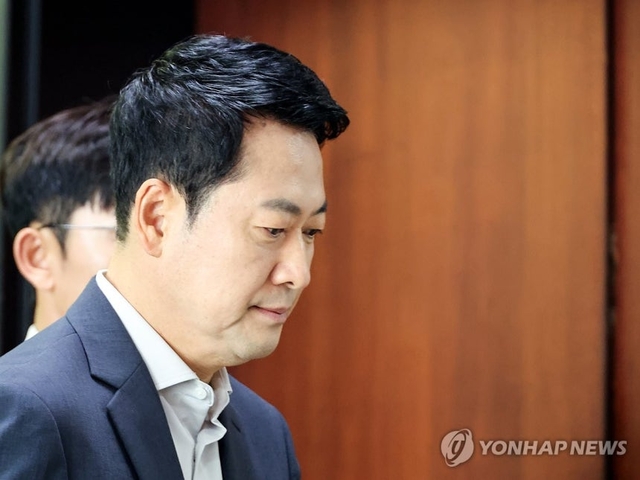 장동혁 국민의힘 대표가 7일 국회에서 열린 부동산정책 정상화 특별위원회 전체 회의에 입장하고 있다. 연합뉴스