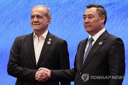 마수드 페제시키안(왼쪽) 이란 대통령과 자파로프 키르기스스탄 대통령.  비슈케크(키르기스스탄) AP=연합뉴스