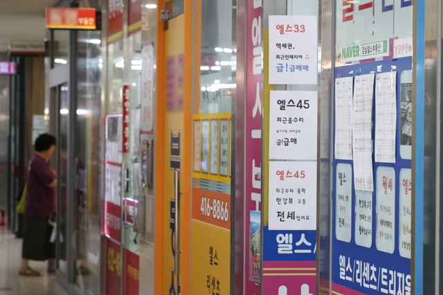 지난 8월 31일 강남권에는 세제개편안 발표가 한 달이 가까워지면서 보유세와 양도소득세 부담을 우려한 급매물이 크게 증가한 반면 세제·대출 타격 덜한 강북중저가 아파트는 호가와 실거래가가 계속해서 오르는 추세다. 사진은 이날 서울 송파구의 한 부동산 중개업소 앞 모습. [연합뉴스]