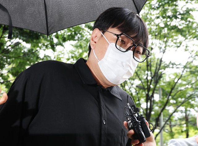 상습 도박 및 음주운전 혐의로 재판에 넘겨진 개그맨 이진호가 1일 경기도 여주시 수원지방법원 여주지원에서 열린 1심 선고공판에 출석하고 있다. [여주=연합뉴스]