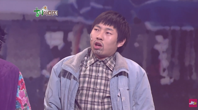 2008년 4월 3일 당시 SBS ‘웃음을 찾는 사람들’(웃찾사)에서 ‘웅이 아버지’ 코너 주역으로 활동할 당시의 개그맨 이진호씨. [유튜브 채널 ‘SBS 옛날 예능 - 빽능’ 영상 갈무리]