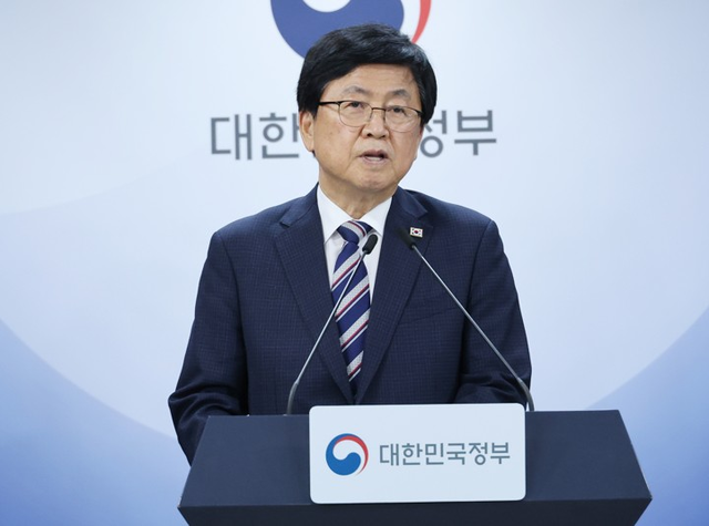 최교진 교육부 장관이 1일 서울 종로구 정부서울청사에서 부산대, 충남대, 전남대를 거점국립대 패키지 지원대학으로 선정했다고 발표하고 있다. [연합뉴스]
