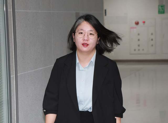 성평등가족부 장관 후보자인 용혜인 기본소득당 의원이 지난달 31일 국회 의원회관 자신의 사무실로 출근하고 있다. [연합뉴스]