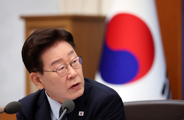 이재명 대통령이 1일 청와대에서 열린 국무회의에서 발언하고 있다. [연합뉴스]