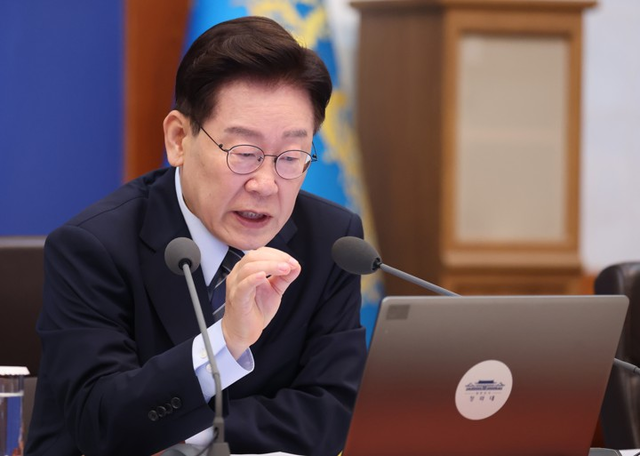 이재명 대통령이 1일 청와대에서 열린 국무회의에서 발언하고 있다. [연합뉴스]