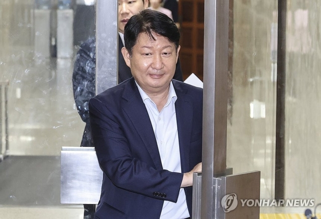 국민의힘 권영진 의원이 지난 6월 29일 국회에서 열린 의총을 마친 뒤 이동하고 있다. 연합뉴스