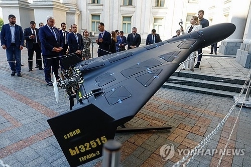 우크라이나가 공격 실패로 떨어진 러시아 드론 '게란'을 회수해 전시하고 있다. 로이터 연합뉴스
