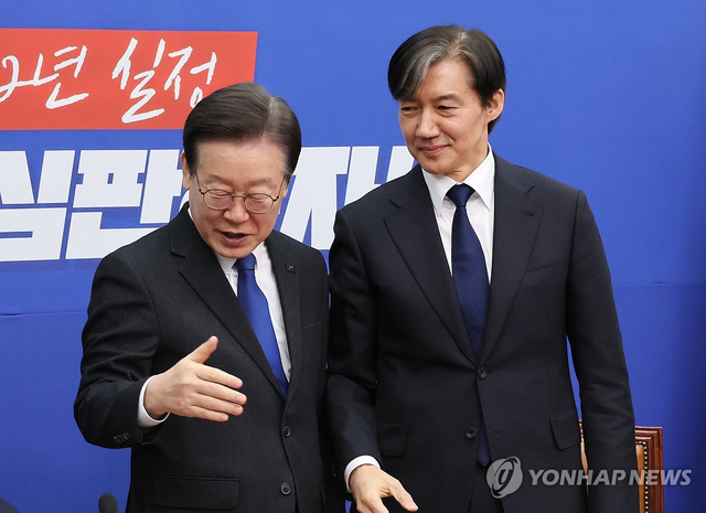 지난 2024년 3월 5일 이재명 당시 더불어민주당 당대표(현 대통령)와 조국(오른쪽) 당시 조국혁신당 대표가 국회 본청에서 혁신당 대표 취임인사 예방차 회동한 가운데, 비공개로 전환되자 자리에서 일어서고 있다. [연합뉴스 사진]