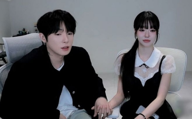 BJ 과즙세연(오른쪽)과 BJ 케이. 숲 방송화면 갈무리