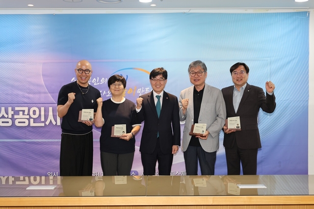 소진공은 1일 서울 드림스퀘어에서 명예이사 위촉식을 개최했다. 사진 왼쪽부터 방송인 홍석천, 걷고싶은도시만들기시민연대 김은희 이사, 소진공 인태연 이사장, 한국중소상인자영업자총연합회 신규철 교육본부장, 국가인공지능전략위원회 김현성 자문위원. [소진공 제공]