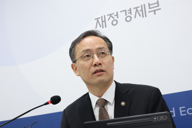 이형일 부총리 겸 재정경제부 장관 후보자가 2일 세종시 정부세종청사에서 재경부 출입기자들과 간담회를 하고 있다. [연합뉴스]
