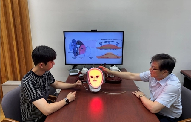 이건재(오른쪽) 교수 연구팀이 유연한 면 발광 마이크로 LED 마스크에 대한 실험을 진행하고 있다. KAIST 제공.
