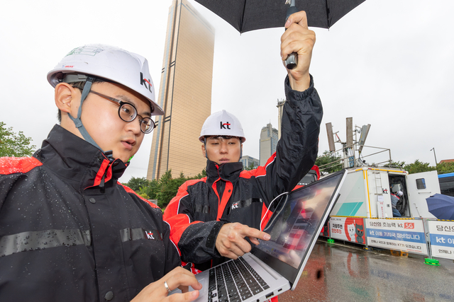 KT그룹 직원들이 지난 1일 서울 여의도 인근에서 무선 품질을 측정하고 이동식 기지국을 설치하며 통신수요 급증에 대비하고 있다. KT 제공
