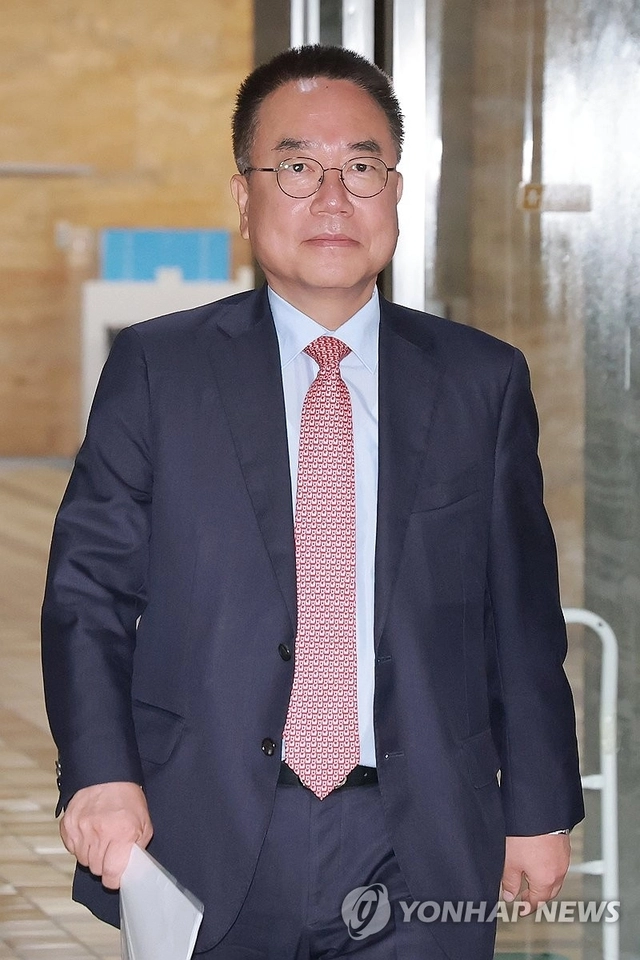 국민의힘 서범수 의원이 지난 6월 30일 자당 윤상현 선거관리위원회 국정조사 특위 위원장과 여당 간사인 더불어민주당 윤건영 의원과 협의하기 위해 행정안전위원장실로 향하고 있다. 연합뉴스