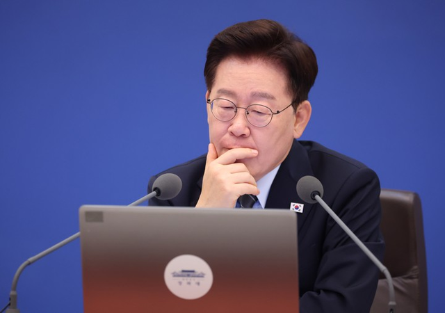 이재명 대통령이 1일 청와대에서 열린 국무회의에서 자료를 보고 있다. [연합뉴스]