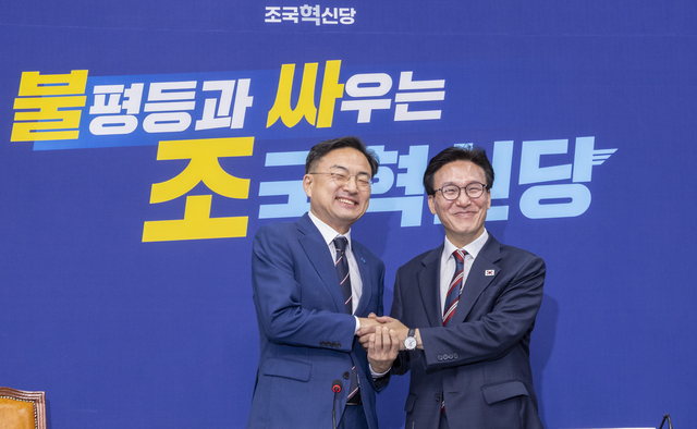 김민석 더불어민주당 대표(오른쪽)가 지난달 24일 취임 인사를 하기 위해 국회 내 조국혁신당을 방문해 신장식 대표와 악수하고 있다. [연합뉴스]