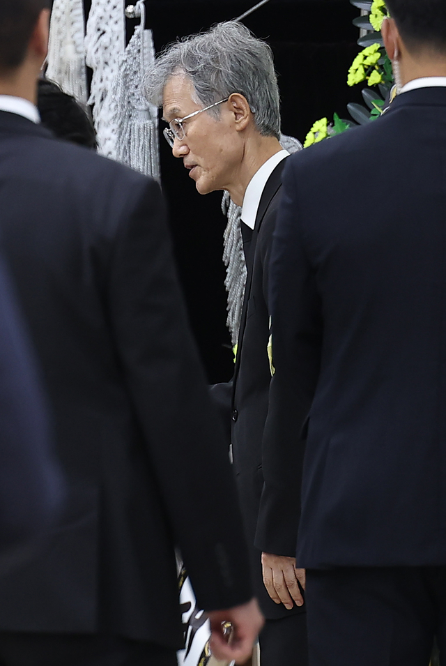 조희대 대법원장이 31일 경북 포항시 한 병원 장례식장에서 본인의 부친상 조문을 마친 강훈식 대통령 비서실장을 배웅하고 있다. [연합뉴스]
