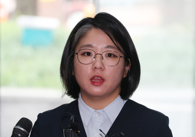 용혜인 성평등가족부 장관 후보자가 2일 서울 서대문구에 마련된 인사청문회 준비 사무실로 출근, 취재진의 질문에 답하고 있다. [연합뉴스]
