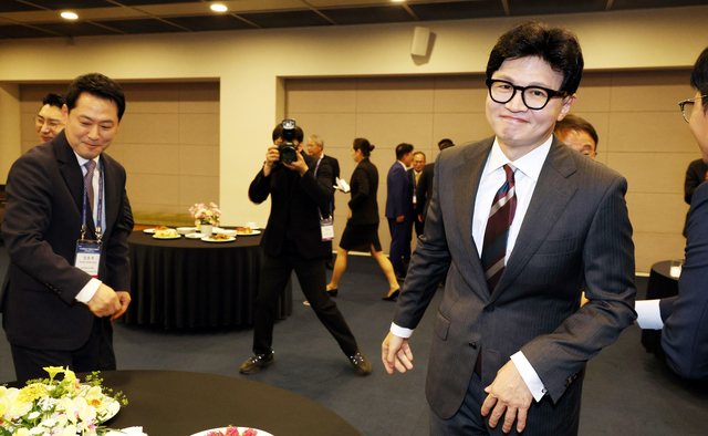 국민의힘 장동혁 대표와 무소속 한동훈 의원이 지난달 25일 서울 중구 대한상공회의소에서 열린 문화미래리포트 2026에서 악수한 뒤 자리로 이동하고 있다. 문화일보 제공