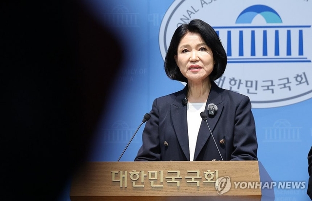 국민의힘 이진숙 의원이 31일 국회 소통관에서 민주당 주도로 본회의에서 통과된 제명 촉구 결의안에 대한 입장과 5·18 유공자 관련 법률 개정안 발의를 위한 기자회견을 하고 있다. 연합뉴스
