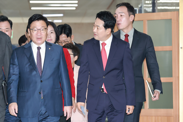 국민의힘 장동혁 대표와 정점식 원내대표 등 지도부가 3일 국회에서 열린 최고위원회의에 참석하기 위해 회의실로 향하며 대화하고 있다. 연합뉴스