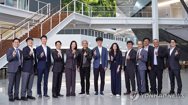 24일(현지시간) 미국 캘리포니아주 산타클라라에 위치한 엔비디아 엔데버 빌딩 로비에서 엔비디아 창립자 겸 CEO 젠슨 황(왼쪽 여섯번째)과 네이버의 이해진 의장(왼쪽 일곱번째), 최수연 대표(왼쪽 다섯번째)가 양사 관계자들과 함께 기념사진을 촬영하는 모습.  연합뉴스