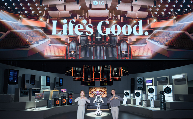 모델이 홈로봇 ‘LG 클로이드’의 지휘 아래 제품과 기술, 서비스가 하나의 AI 생태계로 연결되는 모습을 담은 전시 콘텐츠 ‘LG AI 오케스트라’를 감상하고 있다. LG전자 제공