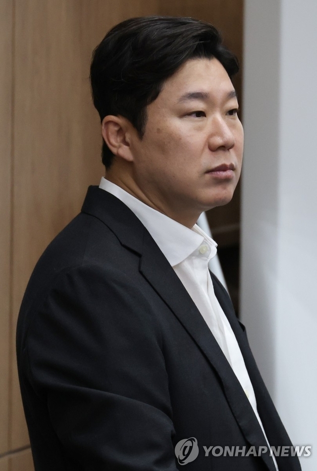 진종오 국민의힘 의원이 지난달 19일 국회 소통관에서 윤민우 중앙윤리위원장의 사퇴를 촉구하는 책임당원 성명서 발표 기자회견을 지켜보고 있다. 연합뉴스