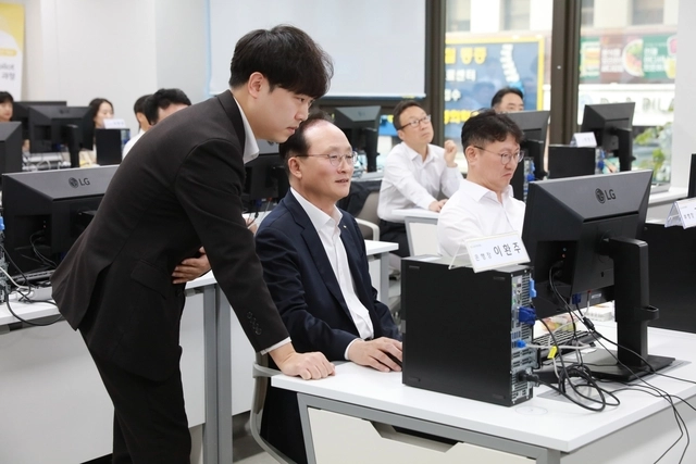 이환주(가운데) KB국민은행장이 지난 2일 KB국민은행 여의도 전산센터에서 열린 '생성형 AI 실습 교육'에서 설명을 듣고 있다. [국민은행 제공]
