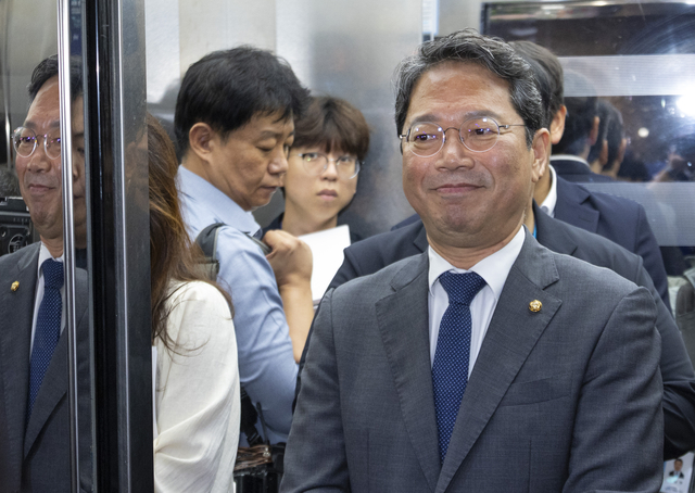 김승원 법무부 장관 후보자가 1일 국회에서 열린 제439회 정기국회 개회식에 참석한 뒤 국회의사당을 떠나고 있다.   [연합뉴스]