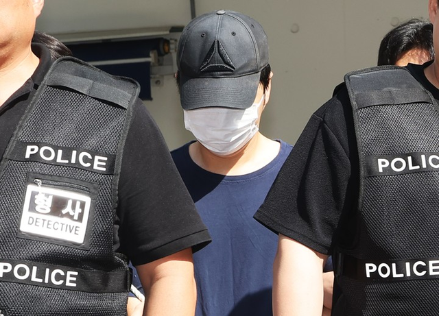 여러 차례 가정폭력을 신고하고 다른 거처로 피신해 있던 아내를 찾아가 살해한 현직 공무원 A씨가 3일 구속 전 피의자 심문(영장실질심사)에 출석하기 위해 경기도 성남시 분당경찰서 유치장에서 나오고 있다. [성남=연합뉴스]