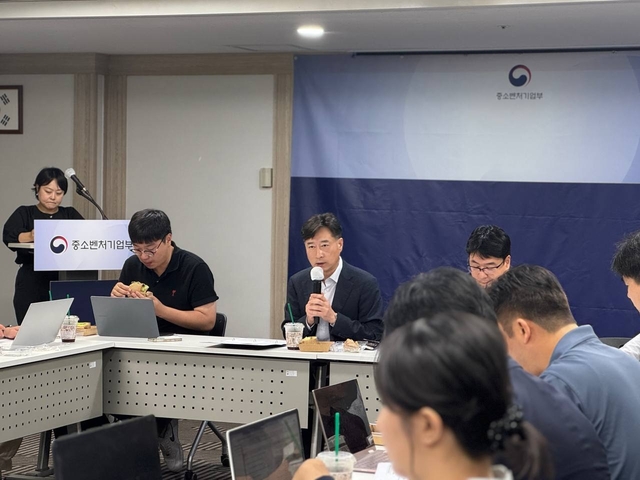 박용순 중소벤처기업부 중소기업정책실장이 3일 서울에서 열린 “신안보 혁신기업 육성 실무협의체 제2차 회의”에서 신안보 혁신기업 육성 방안을 설명하고 있다. [중소벤처기업부 제공]